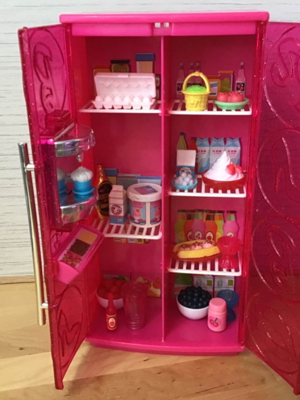 2010 Barbie Glam Fridge and Accessories - Picture 6 of 14